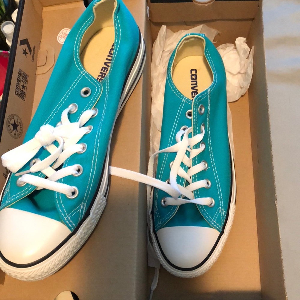 NEVER WORN CONVERSE